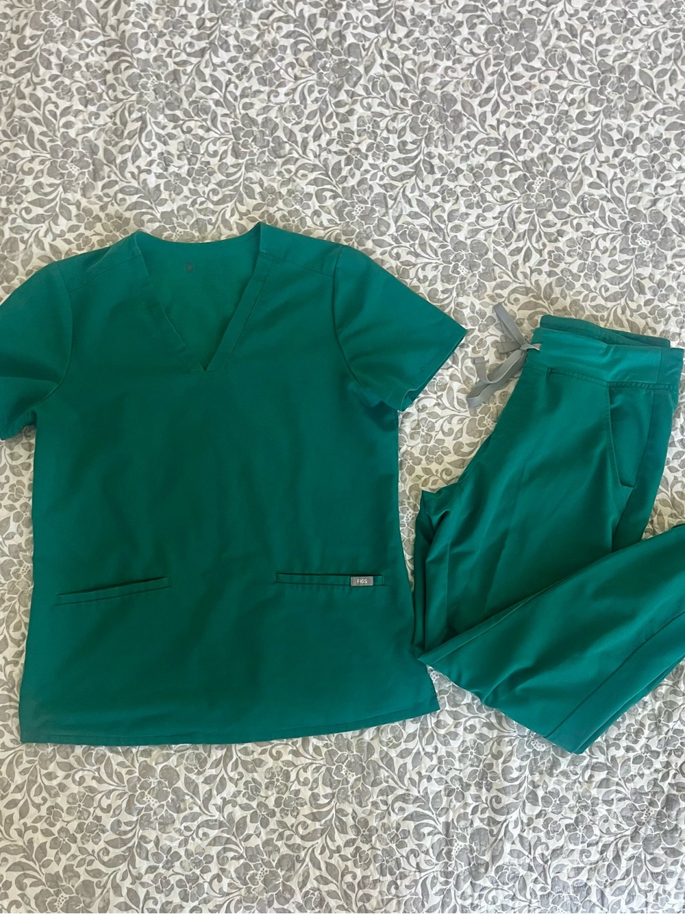 Figs Women’s Size Small Hunter Green three pocket scrub top and Zamora joggers